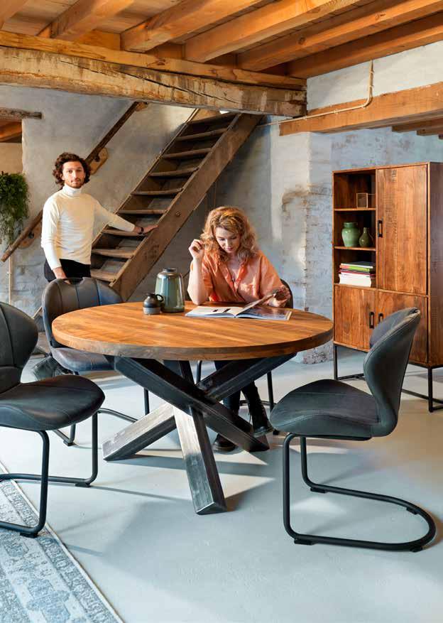 Met de kasten en tafels van meubellijn Ibiza, gemaakt van acaciahout op een metalen onderstel, haal je het gevoel van het eiland zelf in huis: de warmte, de sfeer, de vintage-stijl.