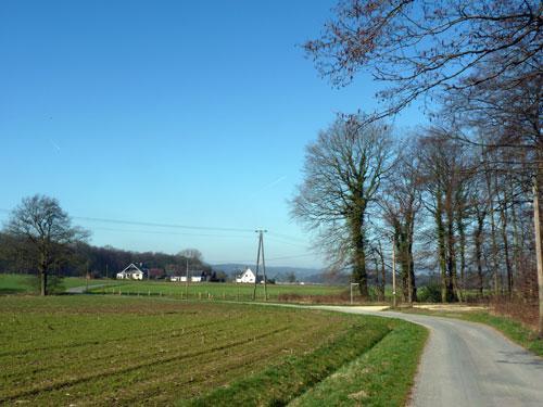 We lopen tussen enkele prachtige panden door en gaan verderop met de weg mee scherp naar links. In deze bocht is er rechts weer een geweldig mooi uitzicht met in de verte het Freibad.