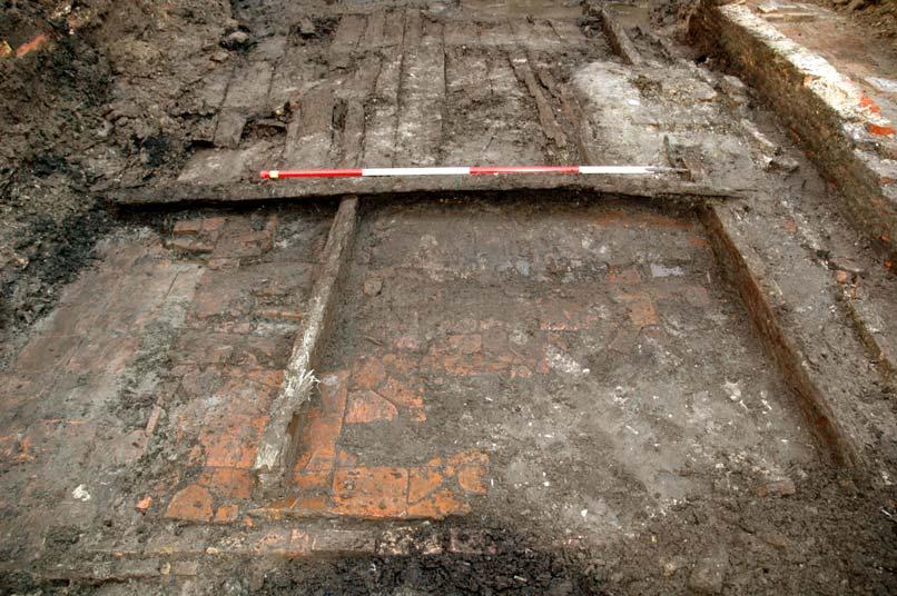 plavuizen vloer (S 16) en de nieuwe houten vloer (0,66-0,93 m NAP) was opgevuld met een pakket humeus zand (S 18), dat was vermengd met verschillende vondsten (PA2-10) uit de eerste helft 18de eeuw,