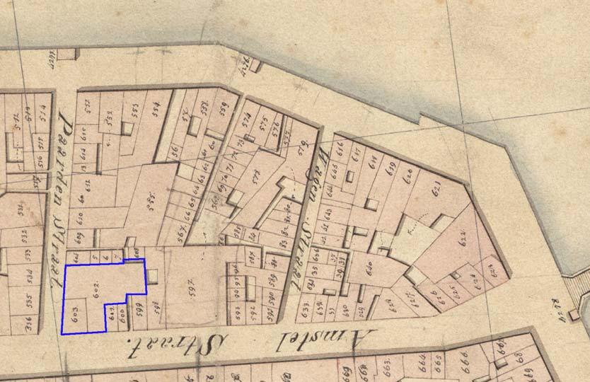19 Het kadastrale minuutplan van 1820 (kaartnoorden boven) met het huizenblok ingesloten tussen Amstelstraat (onder),