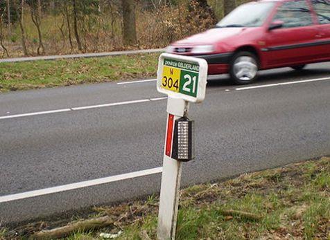 Borden plaatsen om weggebruikers te attenderen op overstekend (grof)wild met daarbij een adviessnelheid Het plaatsen van zwijnverdwijnblokken, in combinatie met verschraling van de berm Het verlenen