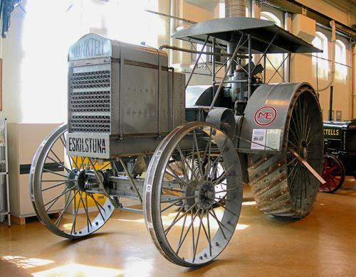 Omdat deze tractor te groot was, werd er na 1916 ook een kleiner model ontwikkeld. Dit resulteerde in 8 stuks van de 18-20 en in 1917 de 20-24. Hiervan werden er 320 gebouwd.