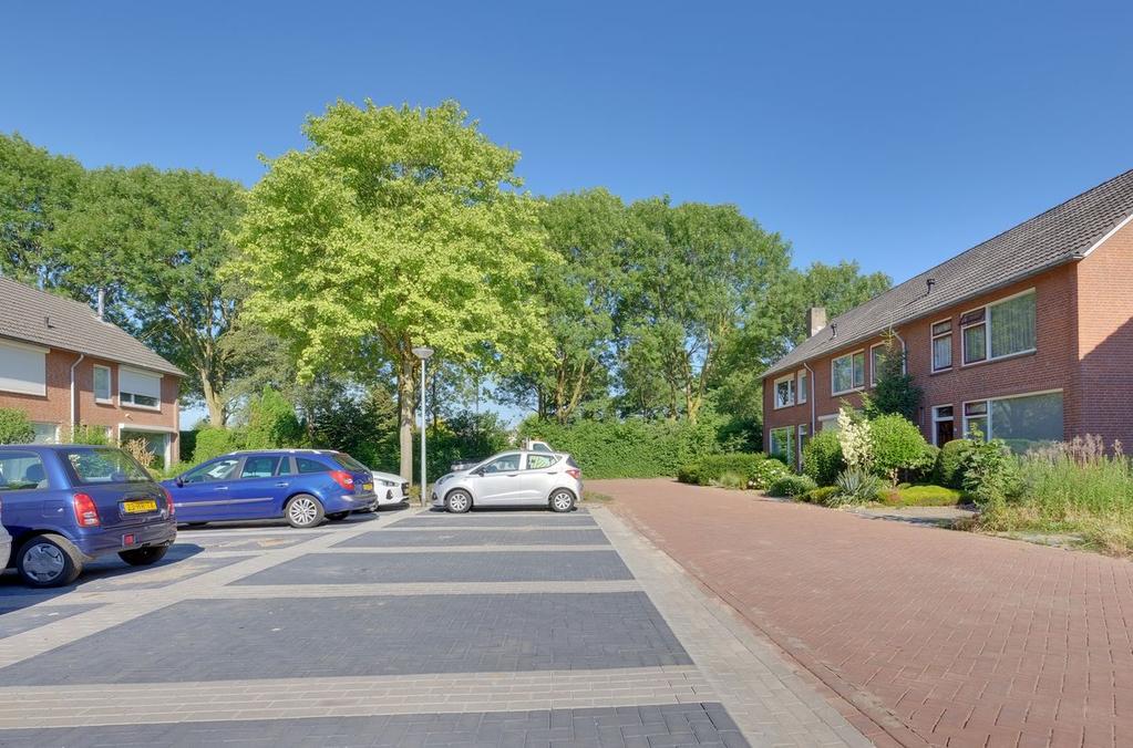 Ligging en indeling Tuin: De tuin is speciaal ontworpen en aangelegd door een gerenommeerde tuinarchitect en heeft de beschikking over een ruim tuinhuis met veranda waar u heerlijk kunt genieten in