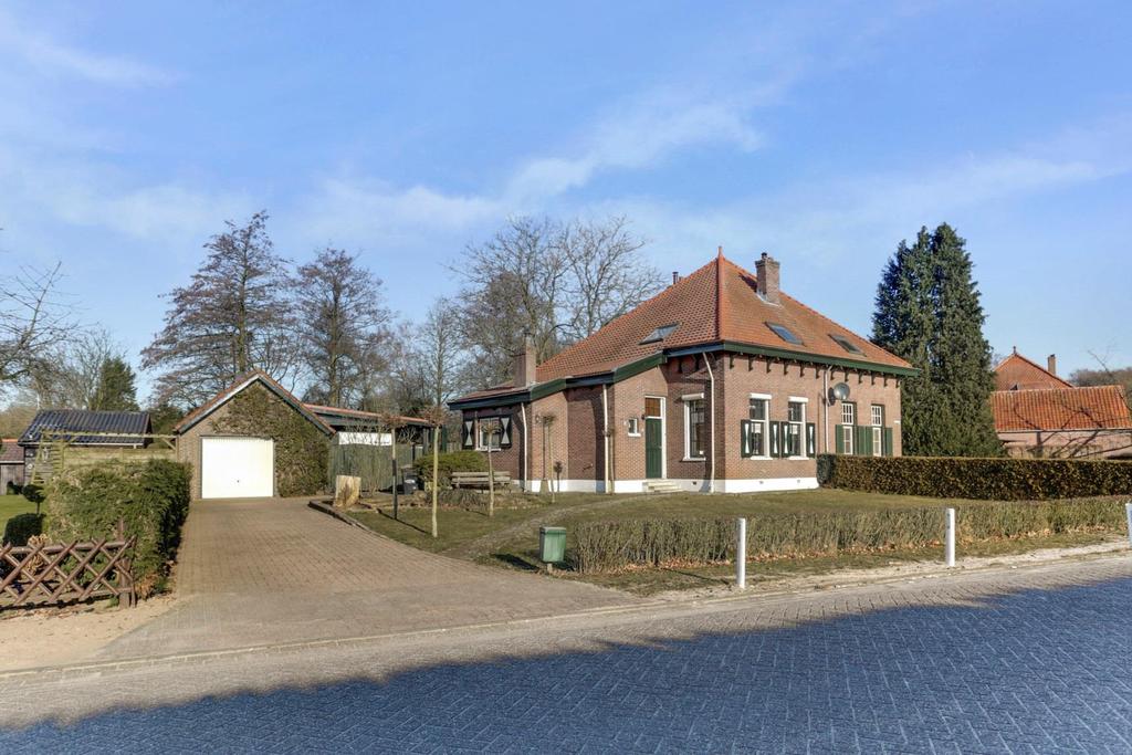 Een rijksmonument met sfeer In Baarle-Nassau, op de grens van België, staat deze karakteristieke 2/1 kapwoning met een vrijstaande stenen garage met een bergzolder, een carport en diverse bergingen