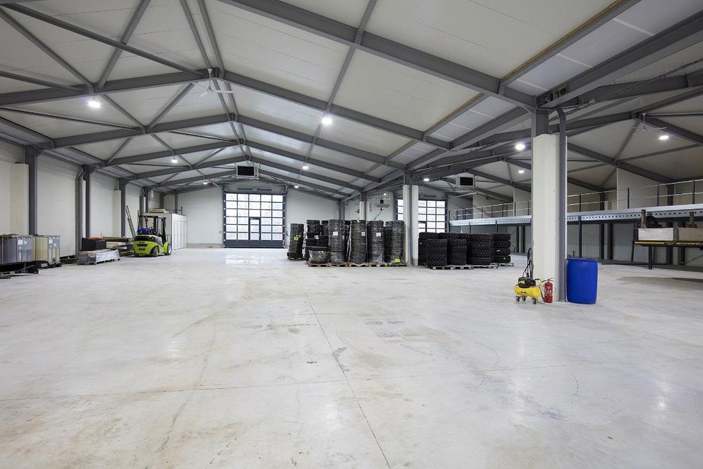 OBJECT : Het gebouw bestaat uit: Bouwlaag Omschrijving Oppervlakte Begane Grond Warehouse ca. 1.350 m 2 Begane Grond Kantoren ca. 150 m 2 Eerste verdieping Entresolvloer ca. 250 m 2 Totaal ca. 1.750 m² PARKEREN : Op eigen terrein zijn voldoende parkeerplaatsen gesitueerd.