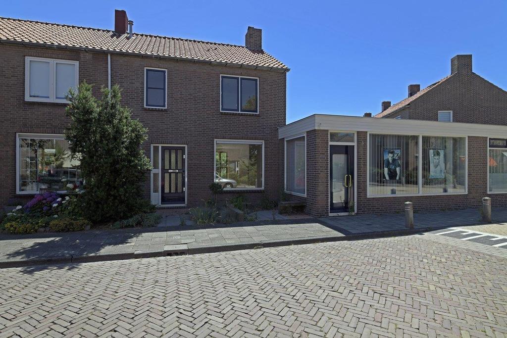 Lugtigheidstraat 3 'SGRAVENZANDE Vraagprijs 260.000, k.k. HELM & HEUS MAKELAARS VREEBURGHLAAN 1 SGRAVENZANDE Tel: 0174 419000 info@helmheus.nl Helm & Heus makelaars O.G. b.v.