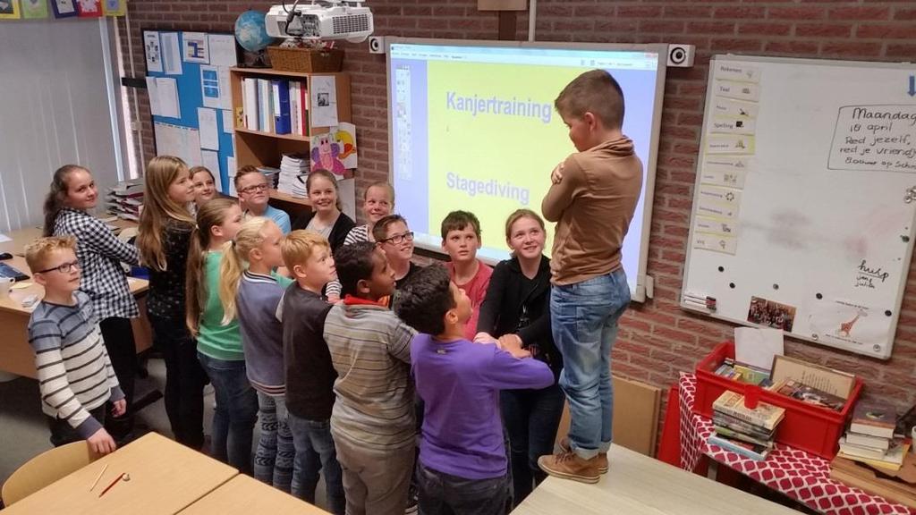 De afgelopen weken heeft groep 7a kanjerlessen gehad over de volgende onderwerpen : Elkaar vertrouwen, Hoe los ik het op en Het verschil tussen overleggen, zeuren, roddelen en praten.