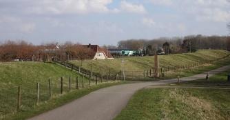 Volg fietspad langs school en ga voor het hotel linksaf naar Dorpsdijk, daar rechtsaf. Bij kruispunt rechtdoor Tijsjesdijk volgen.