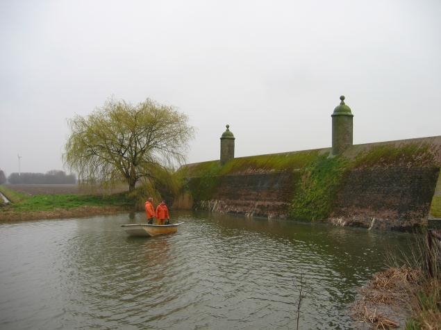 - 34 - Waarschijnlijk is de visstand in dit deel van de grachten al enkele jaren geleden door aalscholvers flink uitgedund, waarna het doorzicht van het water en vervolgens de waterplantengroei zijn