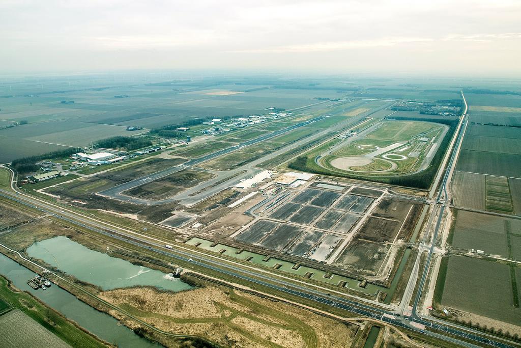 A. ACHTERGROND Lelystad Airport wordt gefaseerd ontwikkeld als Twin-Airport van Schiphol, om vanaf 2020 alternatieve capaciteit te bieden voor niet mainport gebonden verkeer.