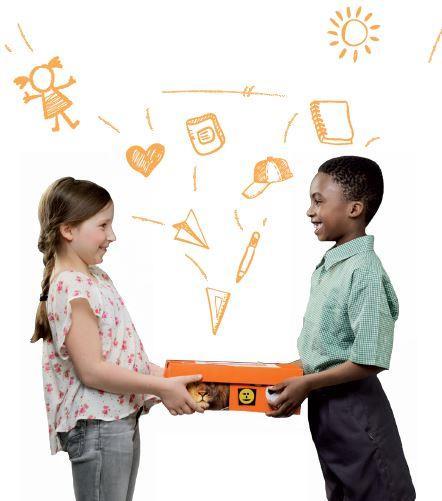 Kinderen in Nederland vullen een schoenendoos met schoolspullen, toiletartikelen en speelgoed voor leeftijdsgenootjes in ontwikkelingslanden.
