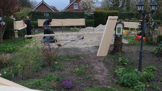 Om de fundering nog sterker te maken, kunt u de stenen op cement zetten, belangrijk is dat alles waterpas en haaks is.