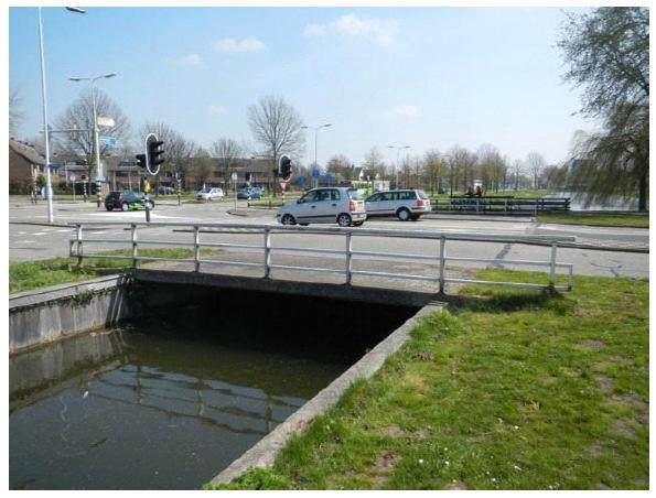 2 Urgentiebepaling 2.1 Beknopte beschrijving civiel kunstwerk Het betreft een vaste betonnen brug voor wegverkeer, voetgangers en fietsers (KW-nr.