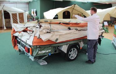 Vouw de tenttrailer in door de tent en de framedelen naar u toe te trekken: Trek aan de bedkant van