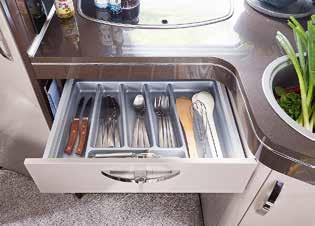 Voor optimaal comfort zorgen het moderne keukenarmatuur, de RVS spoelbak met snijplank
