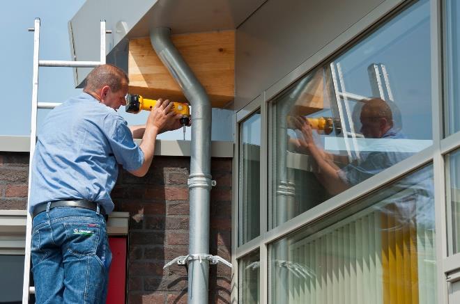 Gebruik de onderrand of dakrand als meetpunt. Is de verzakking meer dan 5 mm, neem dan contact op met Service van De Meeuw. - De nooduitgang is van levensbelang.