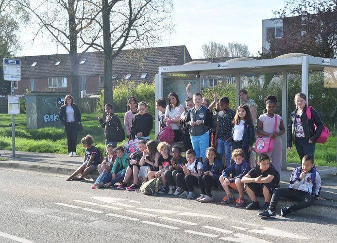 En ook hierover werd aandacht geschonken door de PZC: Leerlingen van basisschool de Omnibus" vlissingen wachten op de bus naar Middelburg om daar over te stappen op een bus naar Terra Maris.