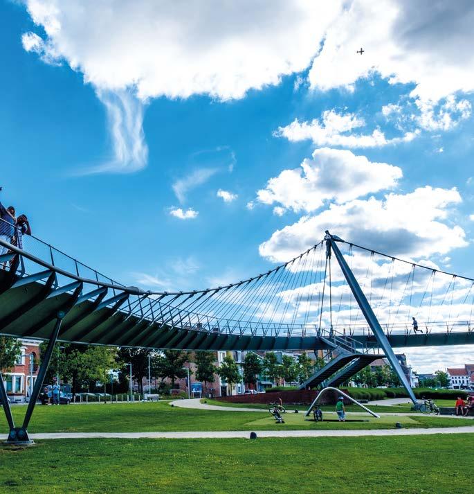 24 BRUGGEN IN KORTRIJK De Leieboorden ondergingen de laatste 20 jaar een ware metamorfose.