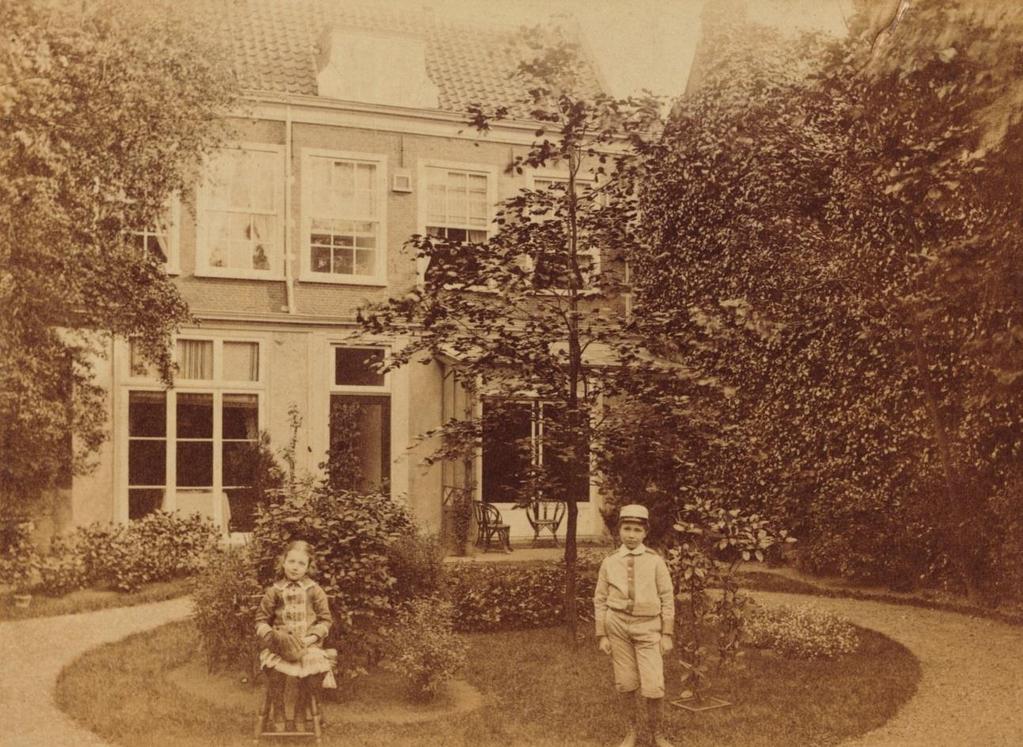 Gezicht op de achtergevel en de tuin van Gerecht 10, het woonhuis van de familie Le Poole (1884).