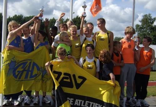 BAVIAAN JULI 2009 35 De ogen van het team waren voornamelijk op AVA 81 uit Almere gericht, omdat deze eerste waren geworden in de competitie.