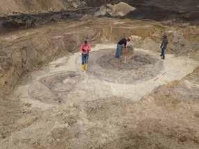 De putten waren gemaakt van uitgeholde boomstammen. Die boomstammen zijn zo vergaan dat ze niet voor conservatie in aanmerking komen. Jullie de archeologische werkgroep van Amalia (red.