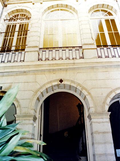 De talenschool Institut Linguistique Adenet (ILA), voor je taallessen in Frankrijk, ligt tegenover de Kamer van Koophandel, in de