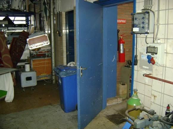 Foto 4: Hal E, garage: detail asbestcement spouwstroken (langs alle