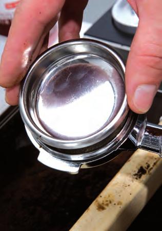 Bij de espressoproductie zetten oliën en vetten zich niet alleen af aan de binnenkant van het broeikopfilter, maar ook in de broeikop zelf en in