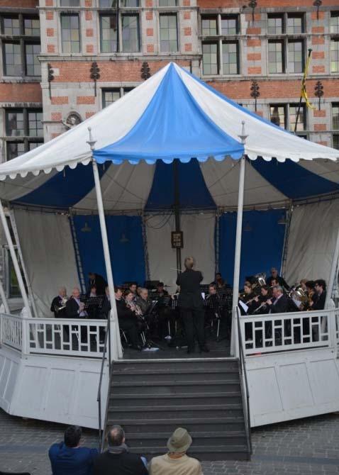 Terugblik op Kioskconcert 14 mei 2016 Het is meestal bang afwachten: gaat het regenen of niet tijdens ons concert op de Halse Grote Markt? Dat was op 14 mei 2016 niet anders.