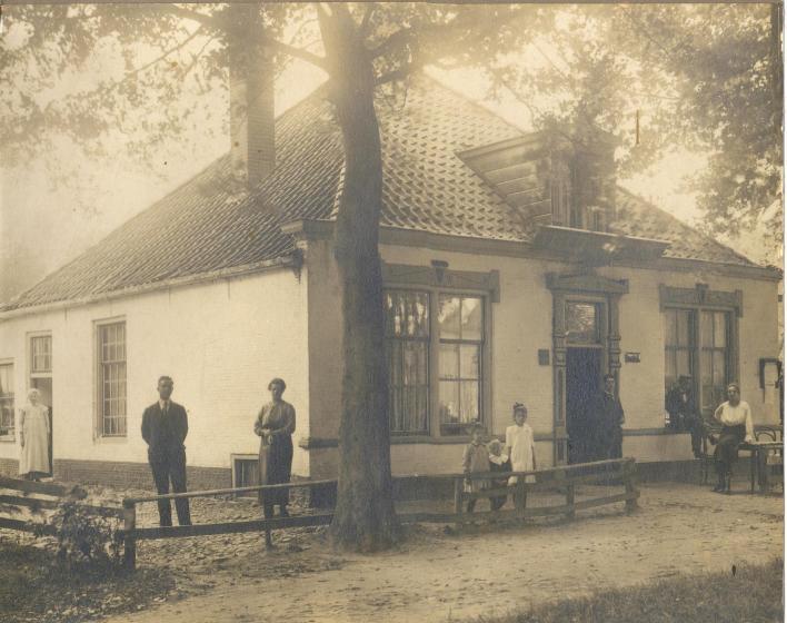 Maatschappij van Weldadigheid Daarom richt een groep mensen uit de betere kringen onder leiding van Johannes van den Bosch een organisatie op om de armoede grondig aan te pakken.