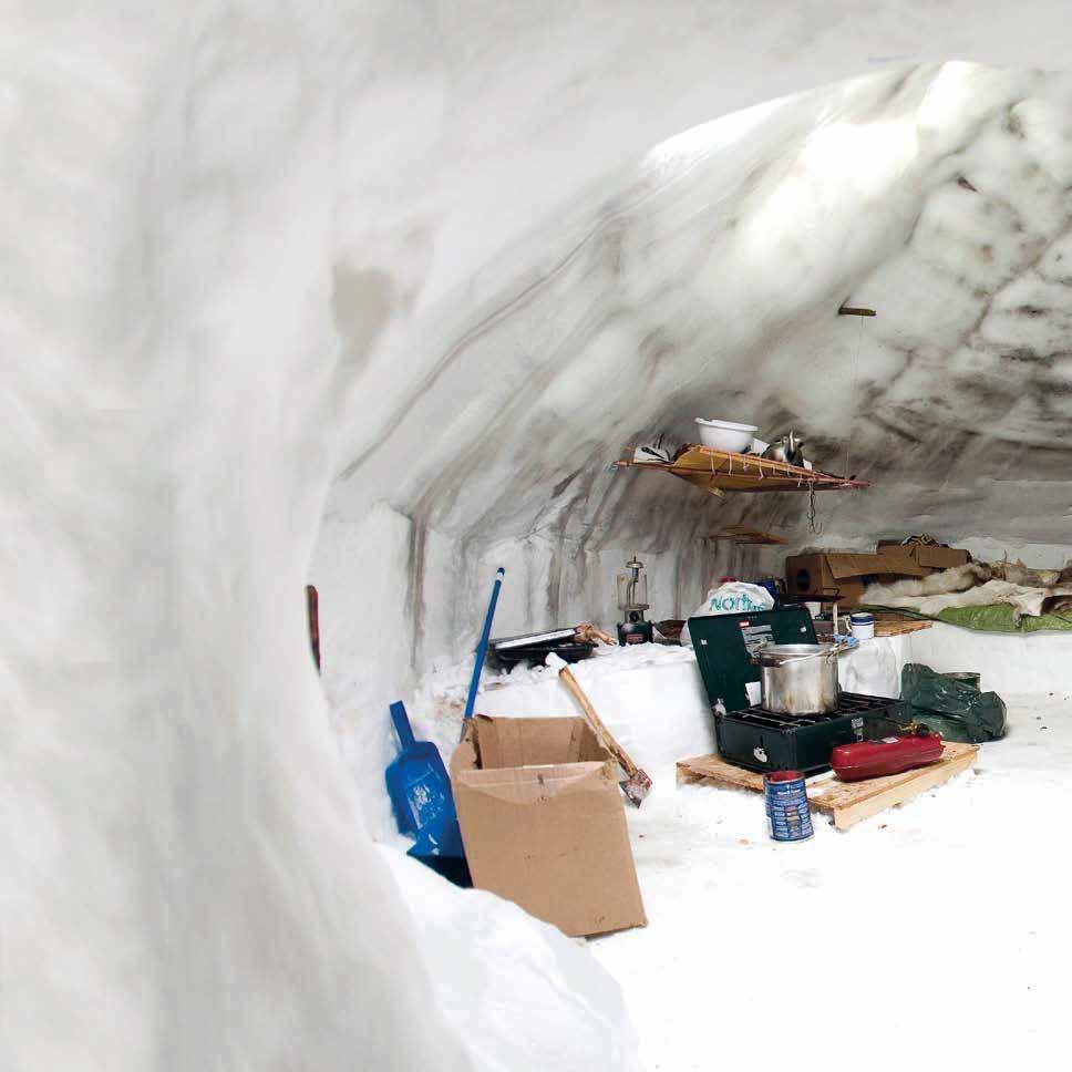Wonen in een iglo HUIZEN VAN IJS Heel vroeger woonden alle eskimo s in een iglo. Jemery moet lachen als je hem vraagt of dat nu nog steeds zo is. Dat vraagt iedereen altijd!