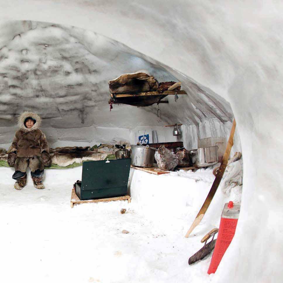 HET DAK SMELT Binnen in een iglo stoken eskimo s een vuurtje om warm te blijven. Het dak van de iglo smelt daardoor een beetje.