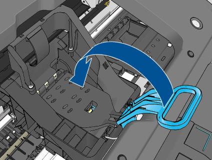 6. Controleer of het uiteinde van de blauwe hendel in de draadlus grijpt aan de dichtstbijzijnde kant van de wagen. 7. Laat de hendel rusten op de afdekplaat van de wagen.