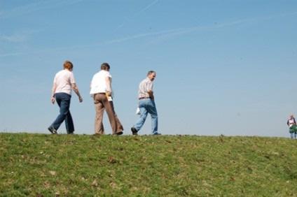 Metgezel Harrie Versteijnen op de kade van de Amer bij het vertrekpunt vanuit