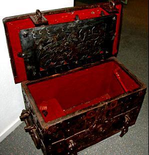 licht heeft onze Erasmus deze kist ook nog gebruikt. Zou deze kist behouden zijn gebleven?