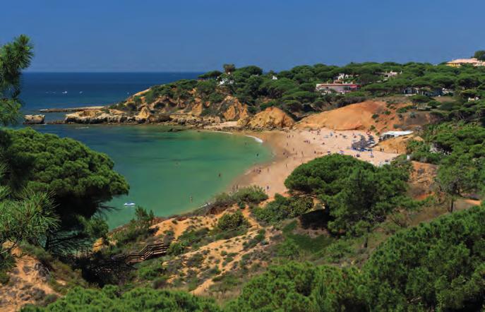 van het complex naar het strand van Santa Eulalia ~ Ligzetels en parasols aan het zwembad RESTAURANTS EN BAR: Restaurant met internationale en Portugese keuken in buffetvorm ~ A la carte restaurant ~