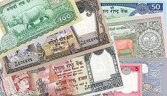 Geld mee naar Nepal Met een bankpas kun je bij diverse geldautomaten (ATM) in Kathmandu geld opnemen (pinnen).