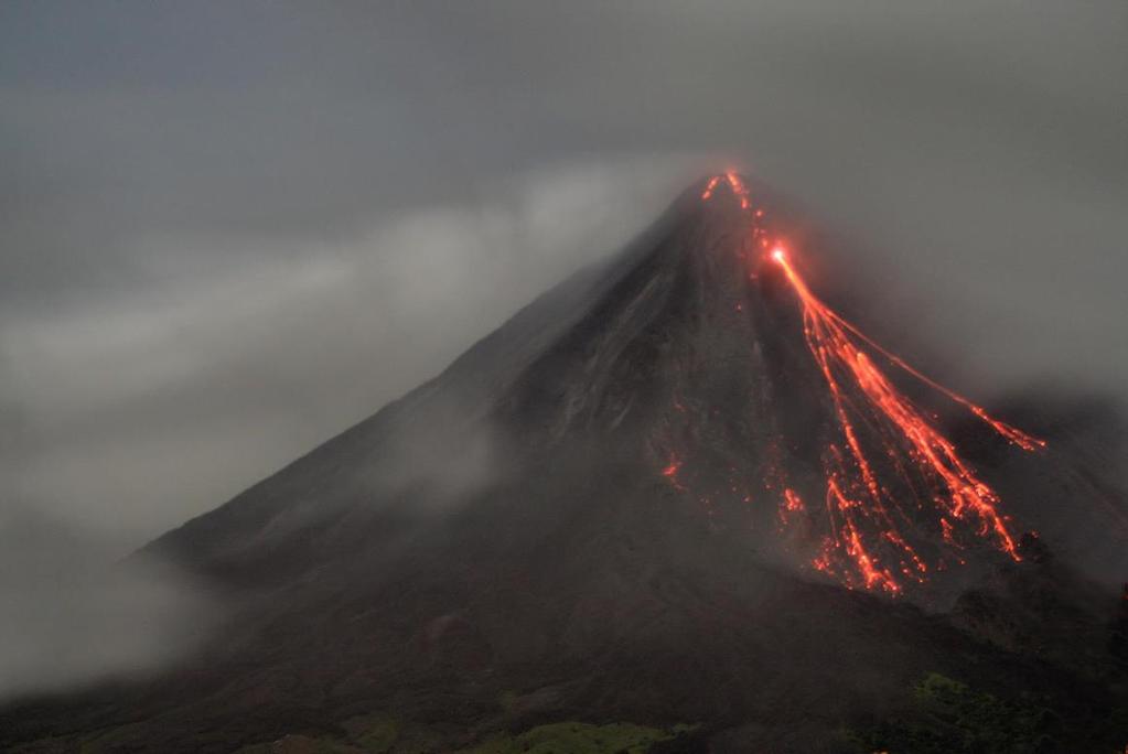 dit is het verhaal van de vulkaan. de vulkaan is een soort berg als de vulkaan wakker wordt komt er dus lava uit hij kan ook slapen. dan lijkt het dus op een berg.