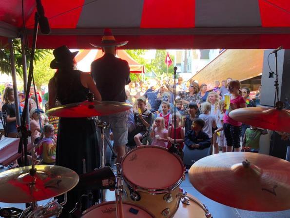 Oproep schoolband: Zanger/zangeres gezocht! De montessorischool Landsmeer kent een aantal mooie en leuke tradities, zoals het jaarlijkse Zomerfeest.