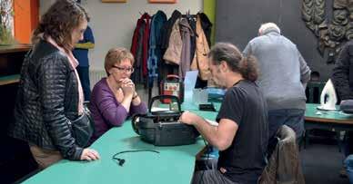 Tijdens een Repair Café probeert een vrijwilliger je kapotte stukken (elektro, textiel, enzovoort) gratis te herstellen.