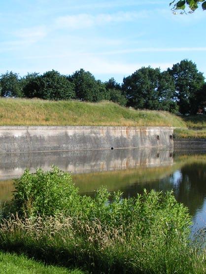 Vesting Boomstructuur Huizerstraatweg Naast het lijnvormig groen zijn grote groeneenheden bepalend voor de hoofdgroenstructuur in Naarden.