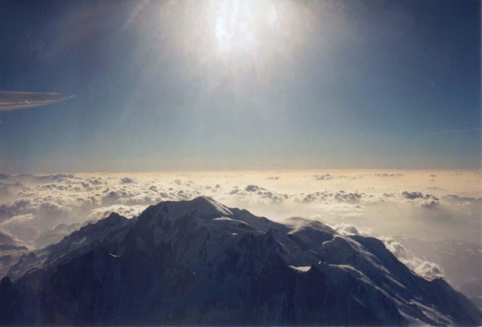 4: Het golfvliegen De Mont Blanc. Achter de Mont Blanc, onder een wolkendek, Frankrijk 4.0: Golfvliegen Bij voldoende wind en stabiliteit zal in een berggebied vaak golf optreden.