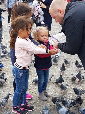 Een nieuw jaar Foto: Jong en oud samen op de Dam Eén van de uitdagingen waarvoor we in 2018 staan is de vraag of we het gesprek tussen de generaties weten te voeren. Kennis groeit exponentieel.