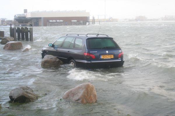 Het eenvoudigweg verhogen van de huidige primaire zeekering zou de verbinding tussen stad en water verder bemoeilijken of onmogelijk maken.