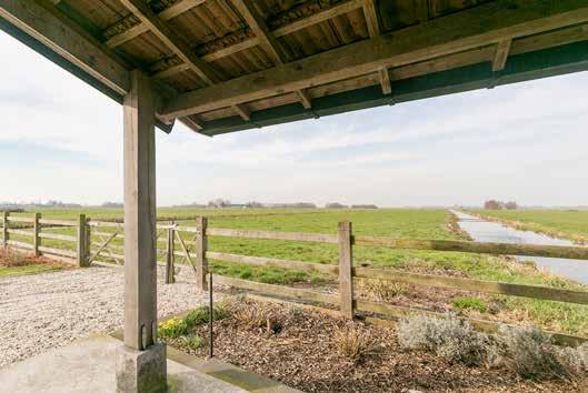 opgetrokken in gepotdekselde zwart houten delen, met