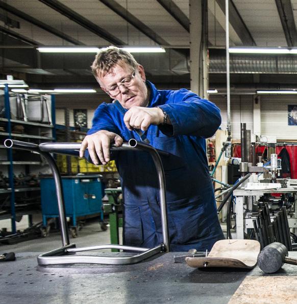 DE PRODUCTIE DE PRODUCTIE GISPEN SCHOOLMEUBILAIR Zowel voor de werkwijze als productietechniek voldoen Eduu schoolmeubelen aan de strengste normen in de markt.