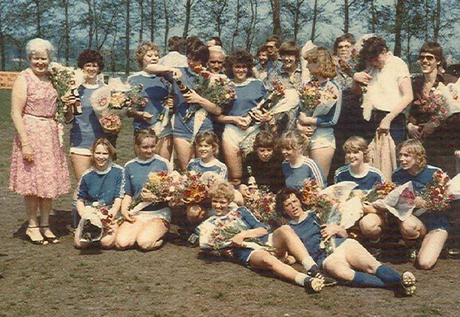 In 1976 komt er ook een vertegenwoordiger van de afdeling damesvoetbal in het hoofdbestuur, n.l. Ria van Uden-Terlouw. In mei 1979 neemt Jan Bakker Tz.