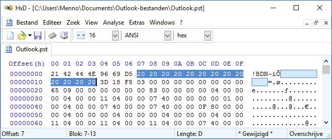 bestand is in Outlook 2010/2013 te achterhalen via tabblad Bestand, knop Accountinstellingen, tabblad Gegevensbestanden en in Outlook 2007 via Extra, Opties, tabblad E-mailinstellingen, knop