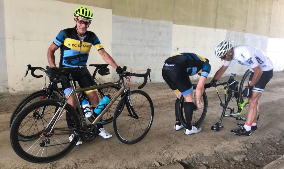 weer in flinke vaart naar beneden te suizen, genoten we allemaal van de zon en de blauwe lucht. Heite had wat problemen. Hij was aan het rommelen met zijn fiets.