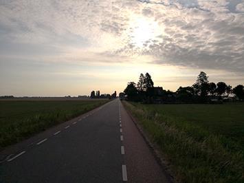 Met De Merel op verkenningstocht door Theo Roos Het is zondagochtend, half acht. Ik stap op de fiets en rijd vanaf Ter Aar en Korteraar het zondagochtendniemandsland richting Zevenhoven in.